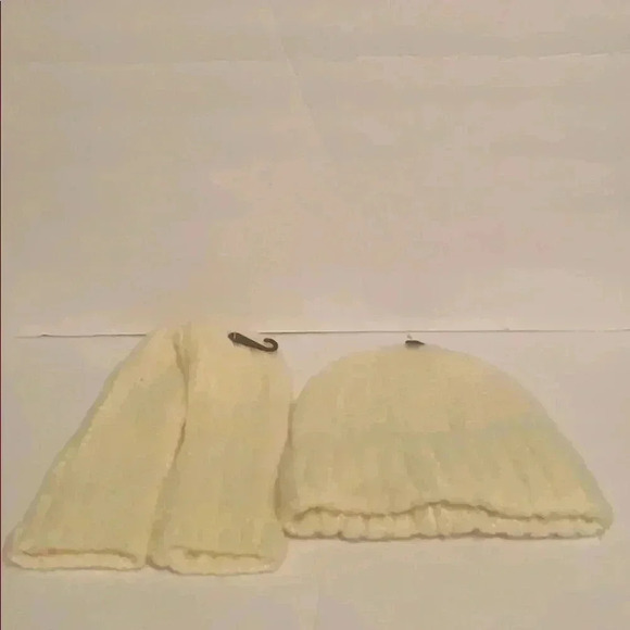 Urban Outfitters Scarf, Hat and Fingerless Glove - Picture 3 of 4